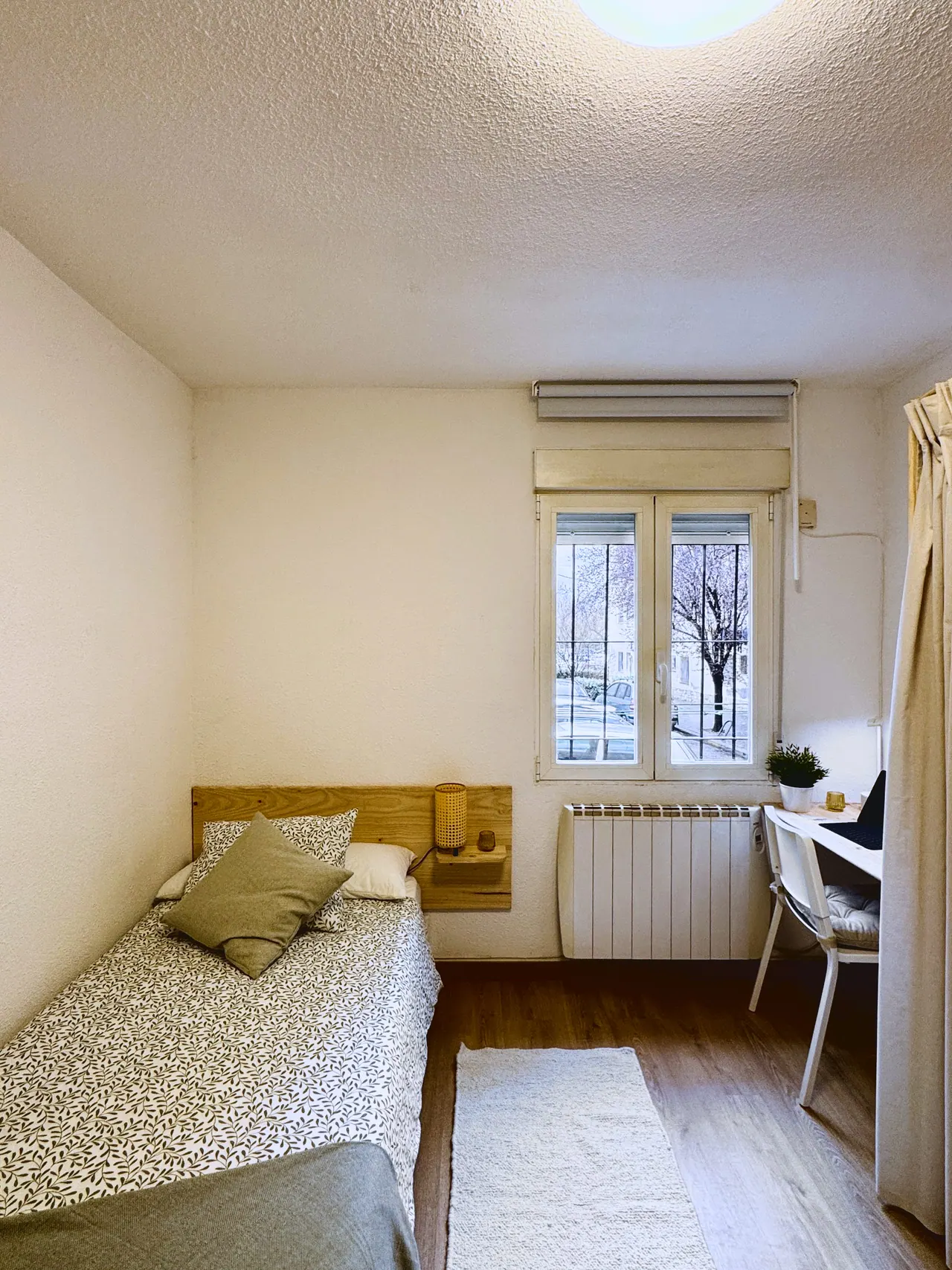 Habitación con cama individual, escritorio bajo la ventana y radiador (foto 5 de 8)